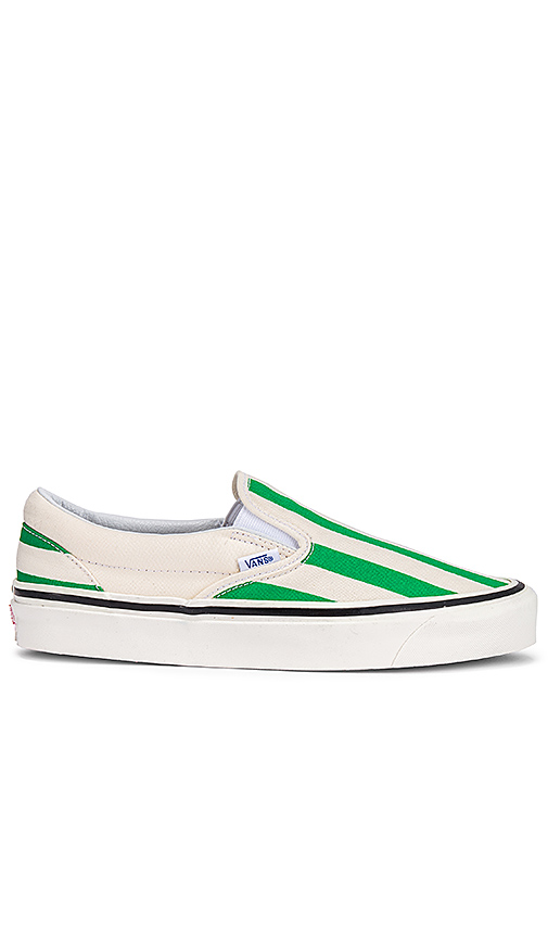vans classic slip-on 98 – og white & og emerald | revolve