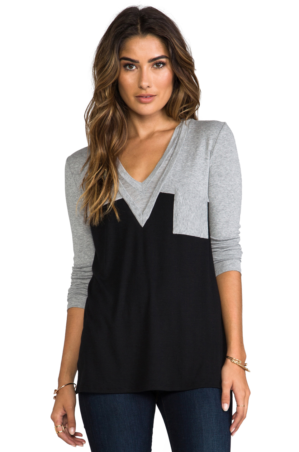 heather double v color block tee – light heather grey & black